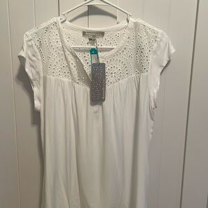 Adorable white Daniel Rainn detailed top!